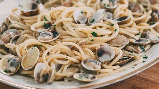 Spaghetti alle vongole cremosi La vera ricetta tradizionale [upl. by Ardnu]