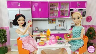 Cocino para las muñecas Princesas Disney con juguetes de comida la cocina de Barbie [upl. by Fidelis237]