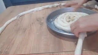 Tam Mevsimi Oklavasız Hamuru İnce Açmanın sırrı  Pırasalı Börek [upl. by Neerroc]