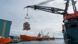 Worlds largest crane heavy lift vessel Sleipnir picking up the 600 tonne module quayside [upl. by Gibb226]