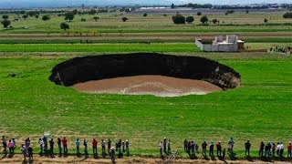 Cratera gigante buraco misterioso engoliu uma casa e dois cachorros no México [upl. by Adah]