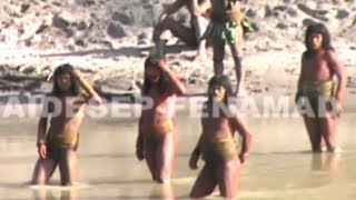 Lost Peruvian tribe make first contact [upl. by Nagorb]